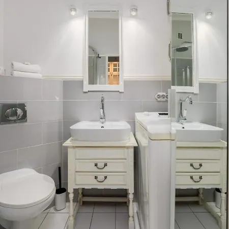 Center Okraglak Gwarna By Renters * بوزنان